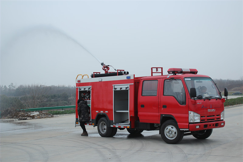 Isuzu mini fire tanker truck testing at factory