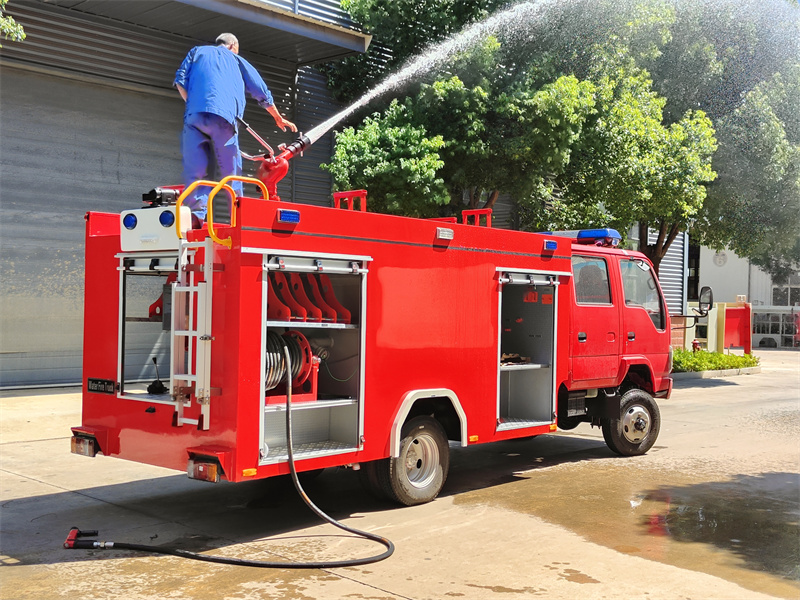 Isuzu 100P 4x4 crew row water fire vehicle