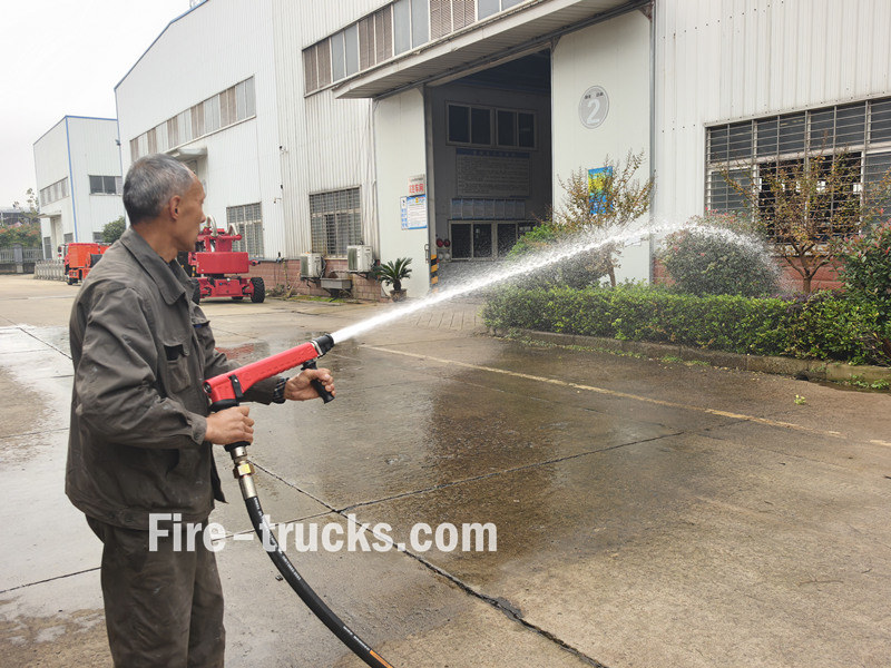 ISUZU 600L water foam fire truck hose reel jetting