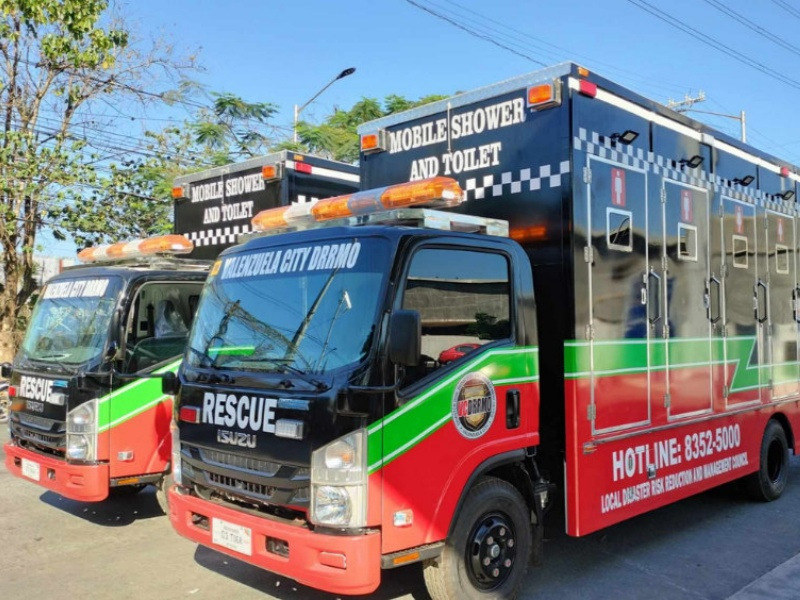 Immagini dei veicoli mobili Isuzu per docce e servizi igienici di emergenza